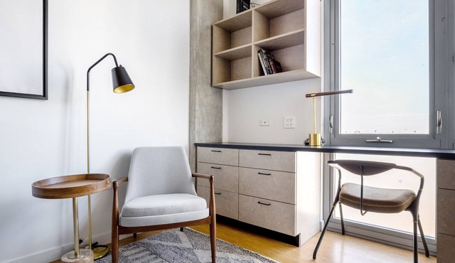 Suave Lincoln Park Studio w/W/D, Patio, walk to L, by Blueground (ID #CHI328)