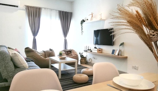 Subang City Residence, Spacious Home with Balcony, Walking Distance to Summit, 5min to Sunway