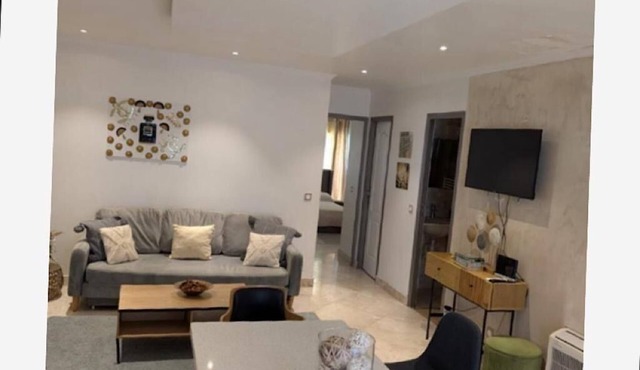 Sublime 3-room apartment facing the Seine with a lovely terrace.