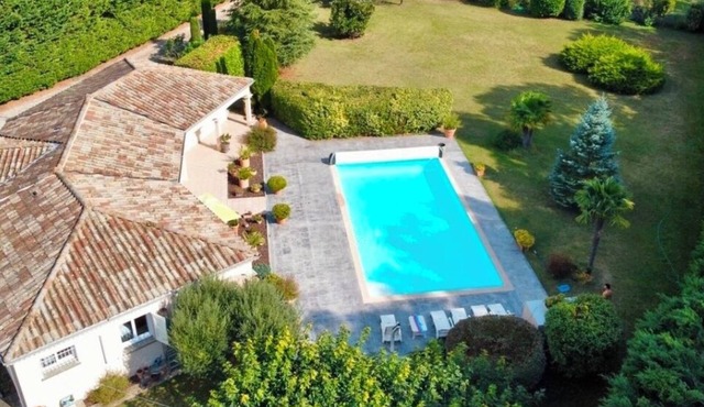 Sublime air conditioned Villa - huge swimming pool inside a large park