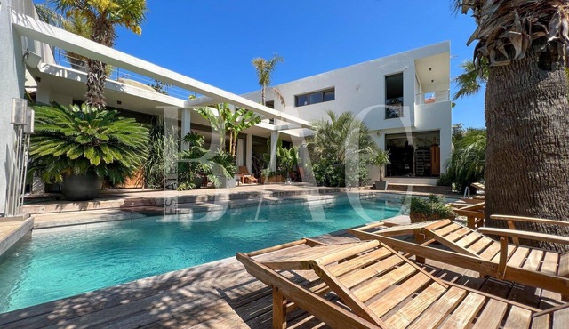 Sublime architect-designed villa close to beaches.