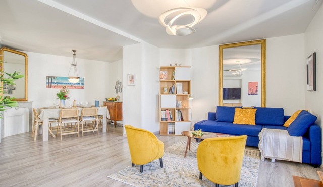 Sublime flat, city centre, modern, balconies, air conditioning, refurbished