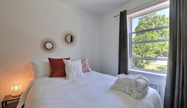Sublime, Renovated! One river from Chateau Frontenac. 2 bedrooms, free parking!