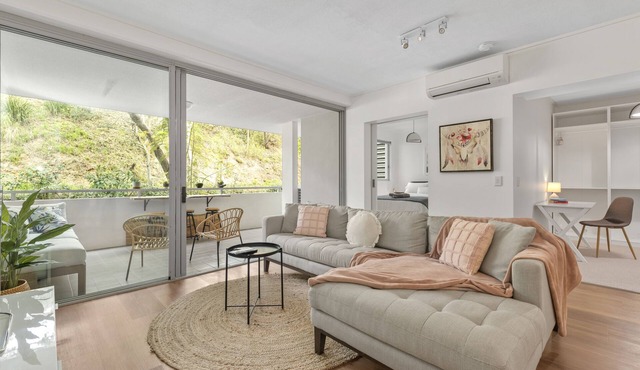 Sublime Simplicity! ~ 1Bed/Study/1Bath/Balcony/1Car