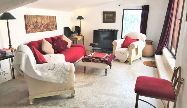 sublime terrace house in the heart of the village of Roussillon in the Luberon