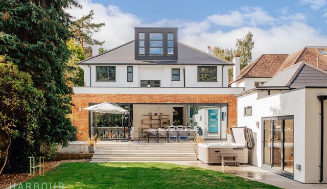 Substantial 7 bedroom House with Garden & Hot Tub