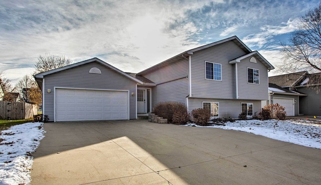 Suburban Gem w/Deck: 5 Mi from Dtwn Rochester!