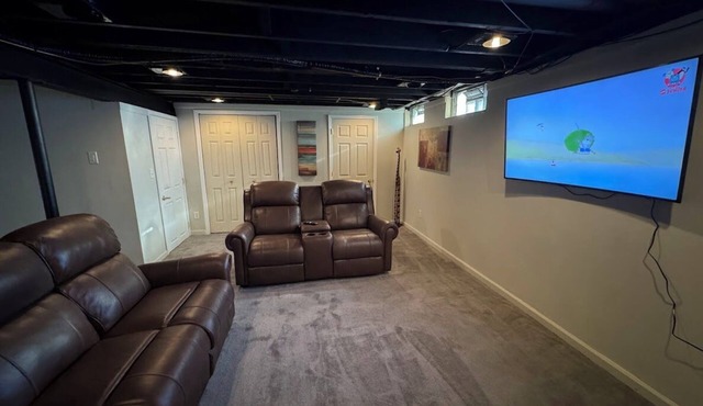 Suburban Retreat: 15 Mins to Downtown Detroit