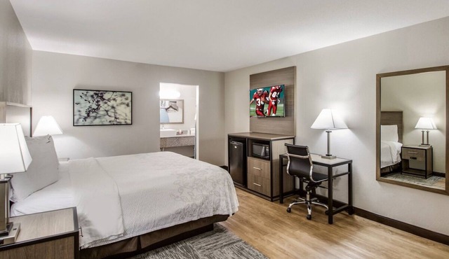 Suburban Retreat Close to Addison Circle Park - Free Onsite Parking