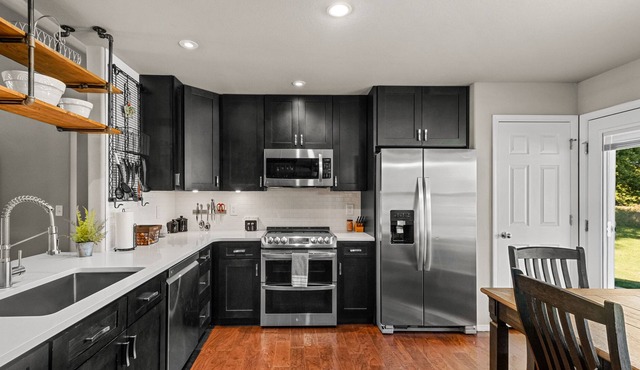 Suburban Social - 10 Min to I-49 &13 Min to UofA - Quiet Community Neighborhood