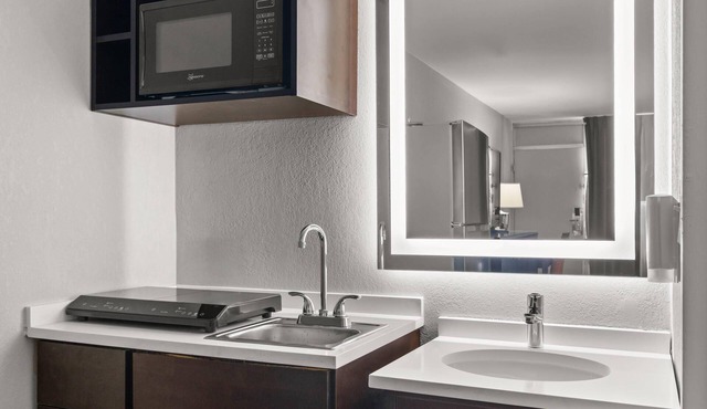 Suburban Studios Orange Park - Jacksonville near Naval Air Station