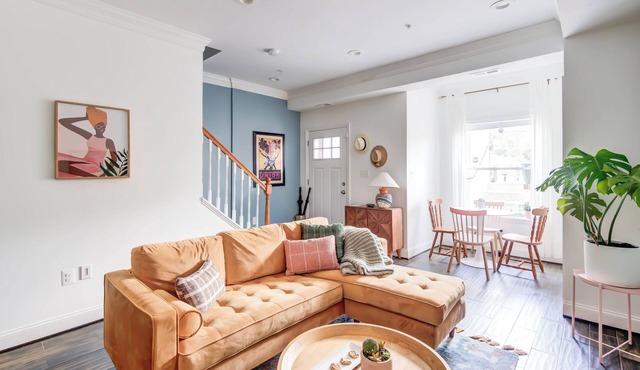 Subway & Easy Parking! Sunny 2 Bdrm w/King Bed