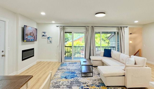 Sudden Valley Retreat 3BR House -Steps to Lake Louise