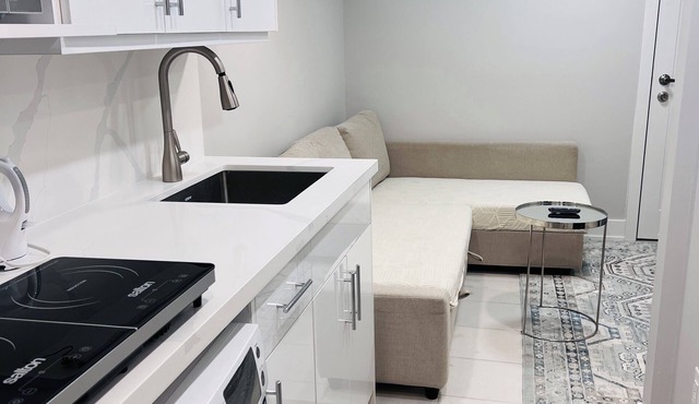 Sudio Basement Suite with Sofa Bed and kitchen, Entrance from Garage -Sleeps 2