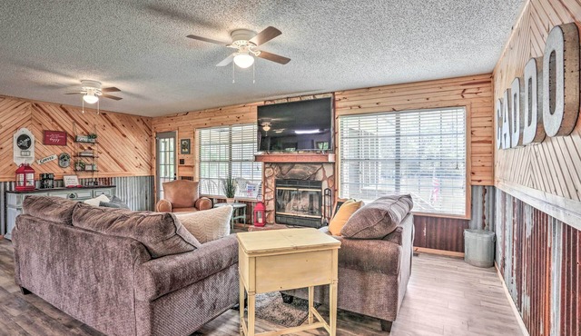 ‘Sue’s Camp’ w/Caddo Lake Access & Dock!