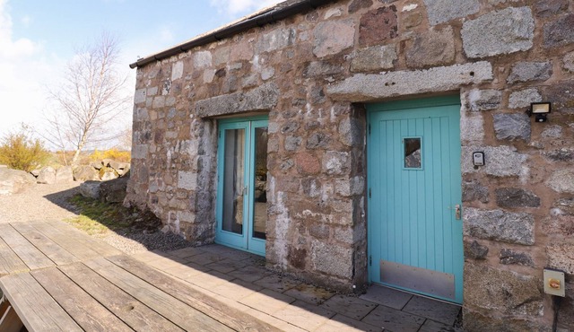 SUFFOLK COTTAGE, pet friendly, with hot tub in Dalbeattie