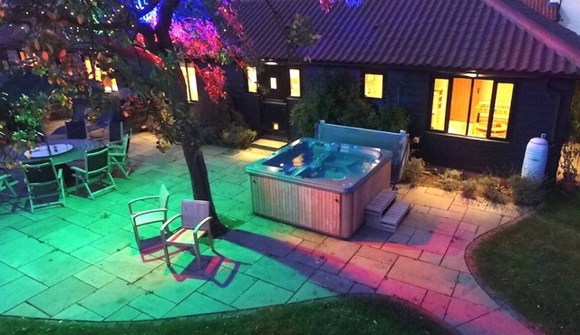 Suffolk countryside retreat with hot tub, sleeps up to 7. Pet friendly!