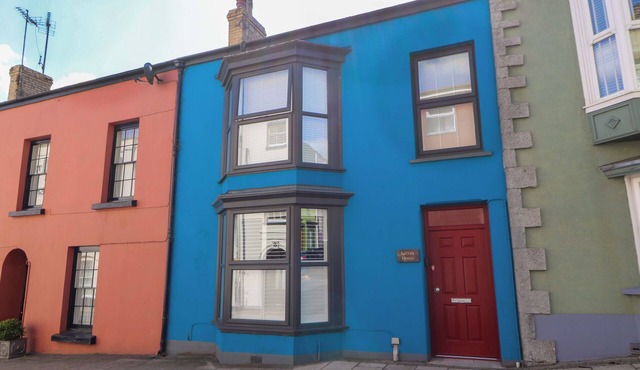 SUFFOLK HOUSE, pet friendly, with open fire in Narberth