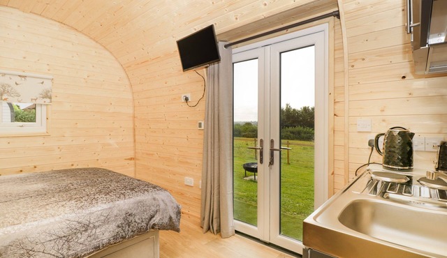 SUFFOLK, pet friendly, with hot tub in Axbridge