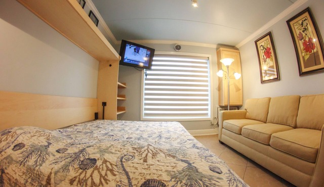 Sugar Beach Barefoot Walk to Beach-Tempurpedic Queen-WiFi-CBL-Coffeemaker