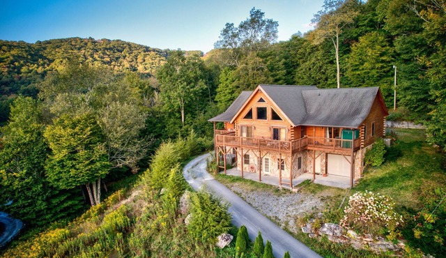 Sugar Bear Lodge Log home across from Sugar MTN Hot tub, pool table, VIEWS!