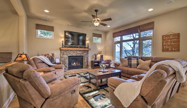 Sugar Bear Lodge with Game Room - 5 Mi to Village!