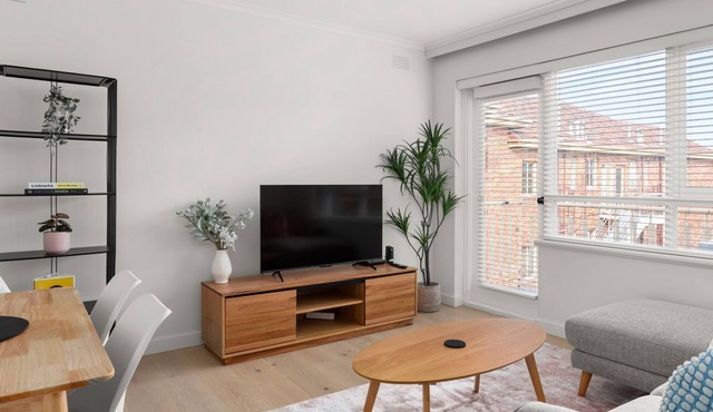 Sugar Blush - A stylish, fully renovated 2 bedroom apartment, just moments from the beach, Luna Park