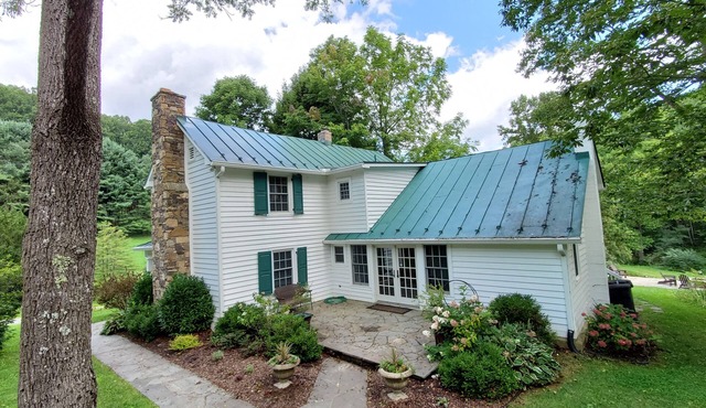 Sugar Camp Farmhouse In The Blue Ridge Mountians Of Virginia