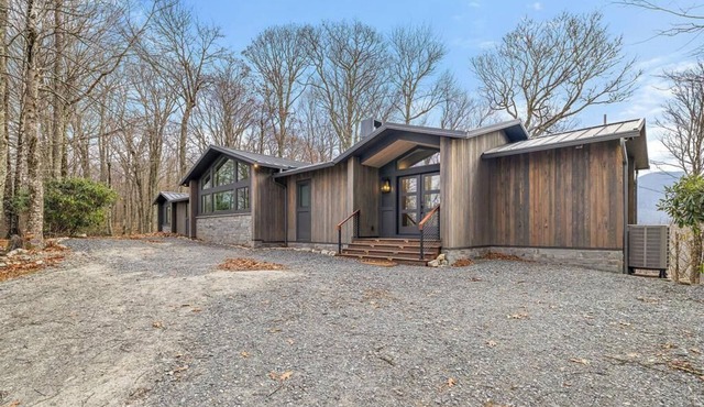 Sugar Grand is a recently renovated single-level - 4BD - Hot tub - Mtn Views