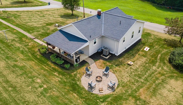 Sugar Grove Farmhouse - Hocking Hills! - Hot Tub!