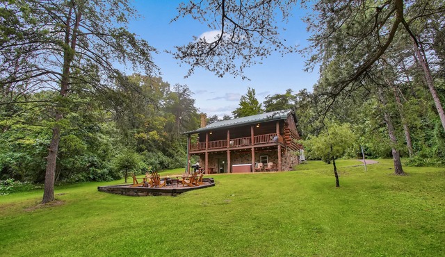 Sugar Grove Log Cabin | HOT TUB + Fire Pit!
