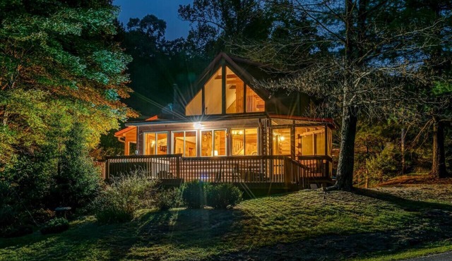 Sugar Hill Cabin 45 Min to Asheville Hot Tub Fire pit