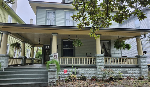 Sugar Magnolia House-Romantic Historic Home