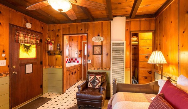 Sugar Pine Cottage - One Bedroom | One Bed + Day Bed | ¾ Bathroom | Sleeps Four