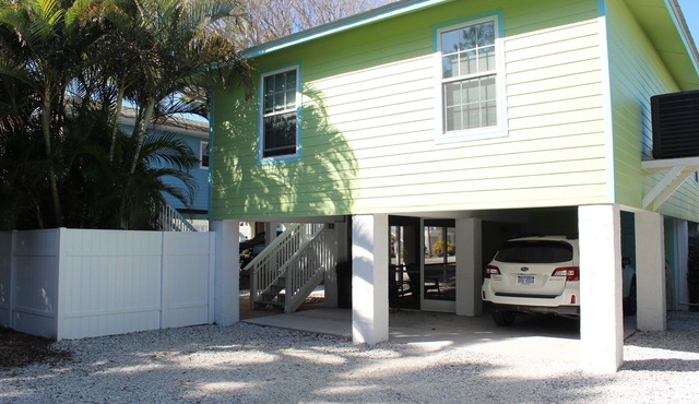 SUGAR REEF "B" One Minute Walk to the Beach!