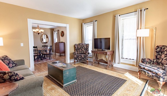 Sugar River Suite - Your Sweet Escape in the Heart of it All!