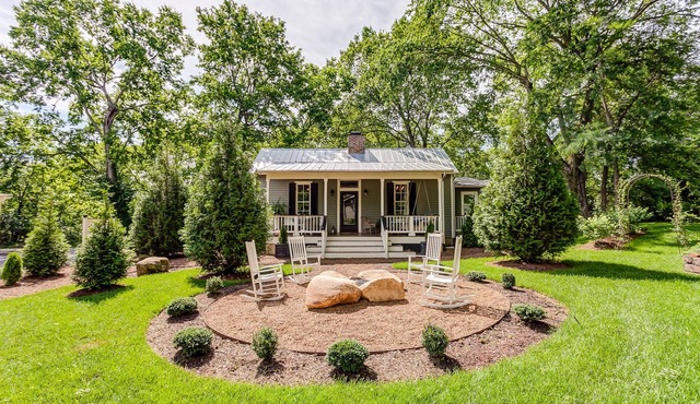 Sugar Shack - Luxury Farmhouse Style Cottage in the heart of Downtown Franklin