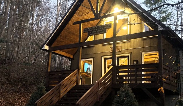 Sugar Tree Lodge - Secluded Cabin near West Jefferson, Boone and Blowing Rock
