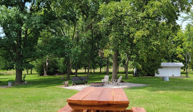 Sugarcreek executive lodging/outdoor adventure headquarters near Olney,IL