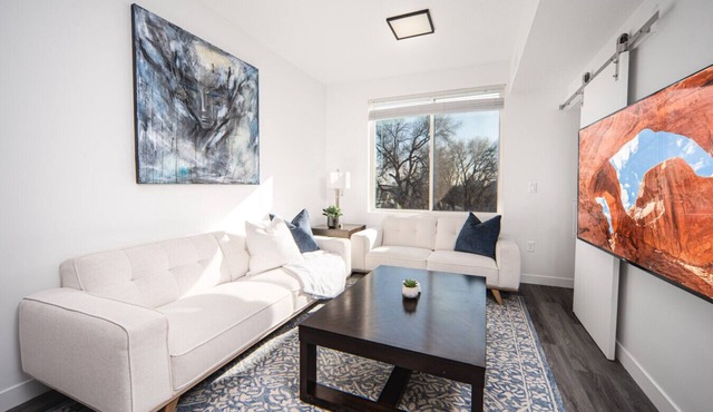 Sugarhouse! Mtn Views!|TopFloor|King|Parking|Gym