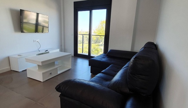 SUITABLE. CARLOS 8 KM FROM SEVILLA NEXT TO THE NEARBY STATION