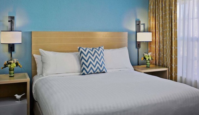 Suitable Amenities! 2 Pet-Friendly Units, Full Kitchen, Onsite Pool, FREE Bfast!