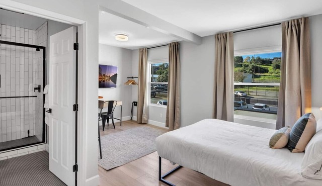 Suite#06 · Large room. Queen Bed. Workspace. ❤ of Downtown