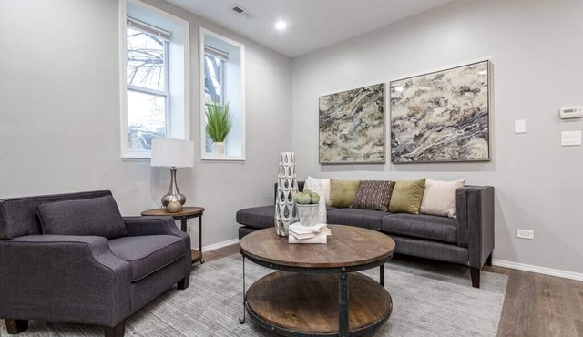 Suite 1 on Southport 4 Queen Beds!