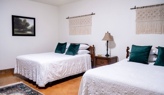 Suite #10 - 73 Acres - Horse Oasis - Queen Beds - 10min to RoundTop