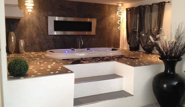 Suite 100m2, garden 1000m2, private swimming pool, sauna and Jacuzzi, 35kms from St Tropez