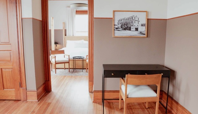 Suite 11 - 1st Floor - 540 sq ft - King Bed