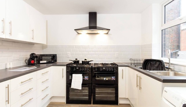 Suite 2: Comfy Spot in Oldham Sociable House