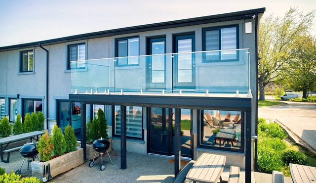 Suite 200: Spacious Beachfront Townhouse