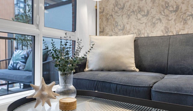 Suite 206 Downtown Montreal | W/Balcony, Queen Bed, Sofa Bed, Parking & 65` TV